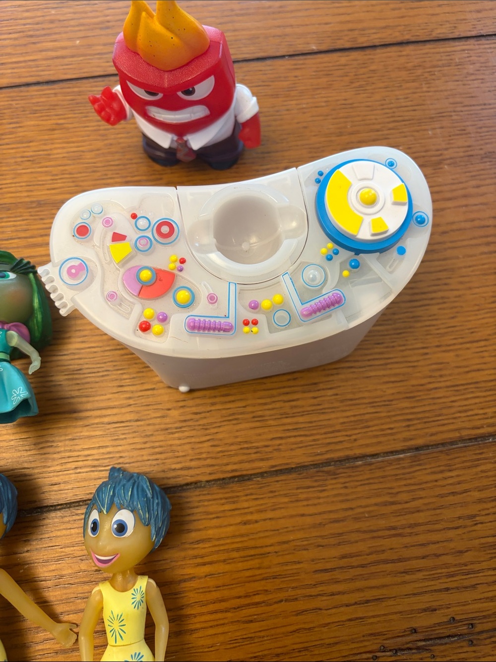 Inside Out Joy & Friends Playset - Yellow Figures with Accessories - Picture 4 of 5